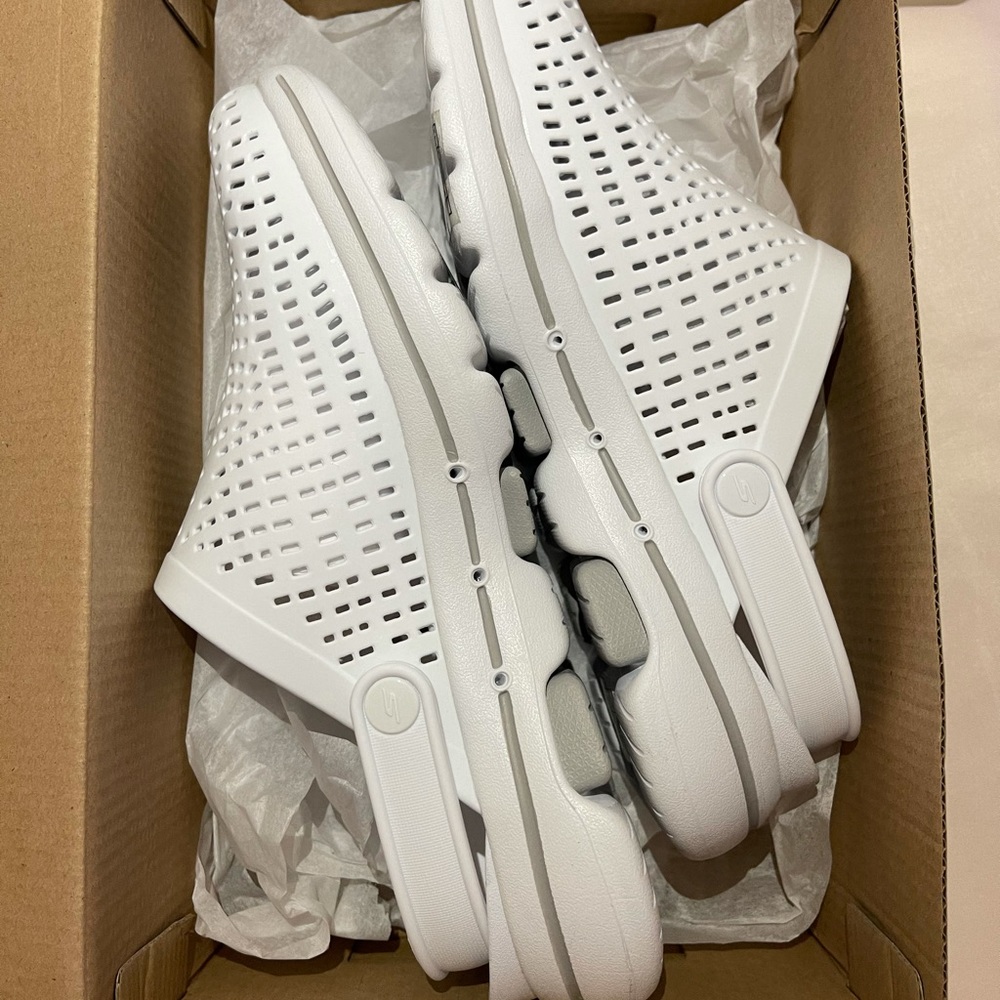 Sketchers walking shoes size 7